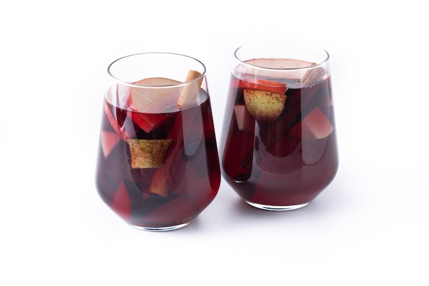 Kostenloses Foto herbstsangria mit birne und apfel isoliert auf weißem hintergrund