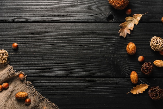 Herbstsymbole in der Nähe von Tuch