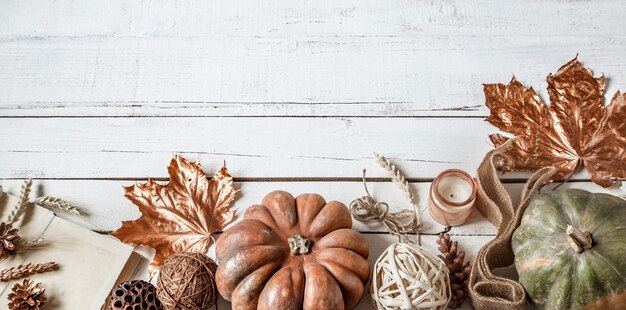 Kostenloses Foto herbstwand mit dekorationsgegenständen und kürbis.