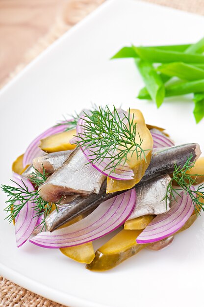 Heringsalat mit eingelegten Gurken und Zwiebeln