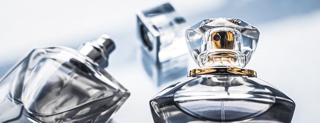 Herren parfum flakon als vintage duft eau de parfum als urlaubsgeschenk luxus parfümerie bran... Premium Fotos