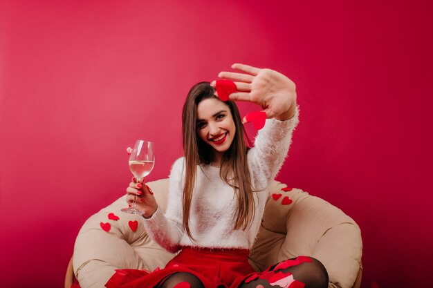 Herrliche Dame mit langen dunklen Haaren, die Valentinstagfeier genießen