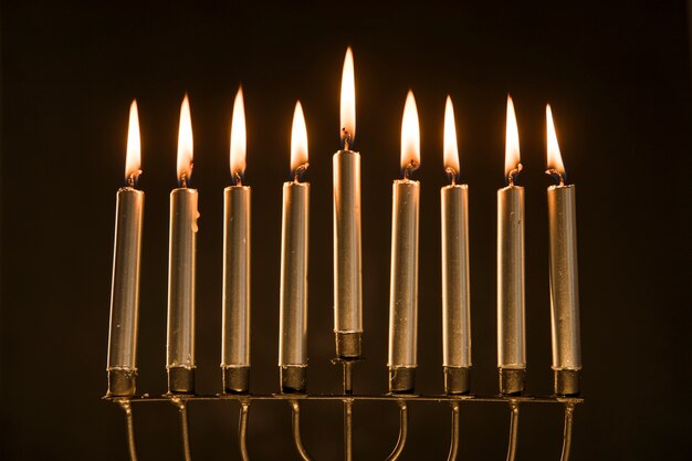 Herrliche Menorah mit brennenden Kerzen