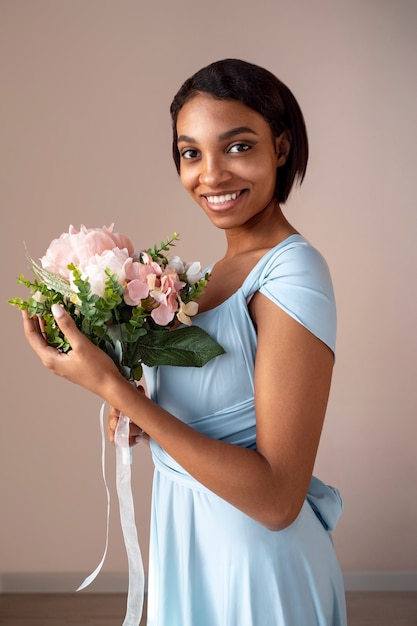 Herrliches Porträt der Brautjungfer mit Blumenboquete