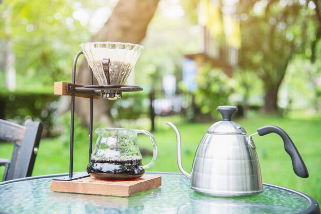 Herstellung des Filterkaffees in der Weinlesekaffeestube mit grüner Gartennatur