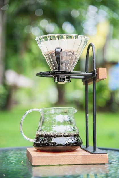 Herstellung des Filterkaffees in der Weinlesekaffeestube mit grüner Gartennatur