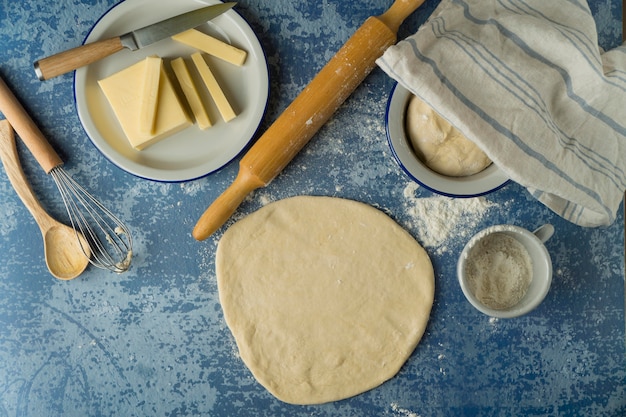 Herstellung traditioneller Tequenos mit Käse