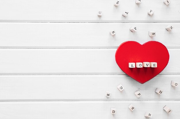 Herz mit der Liebe, die nahe Buchstaben schreibt