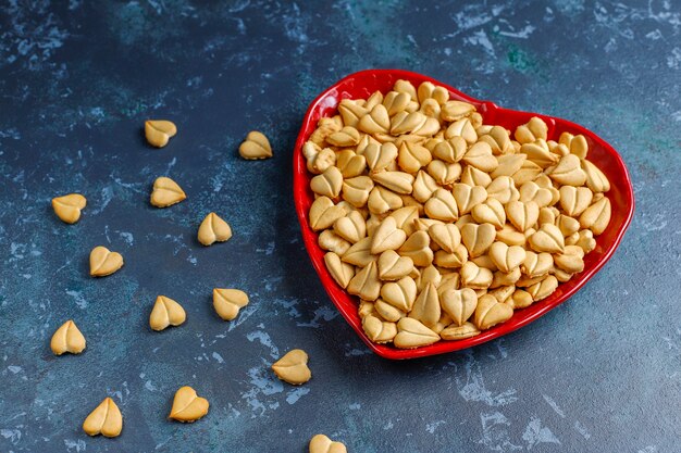 Herzförmige Cracker in einer herzförmigen Schale.