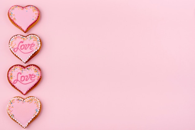 Herzförmige Kekse zum Valentinstag mit Streuseln