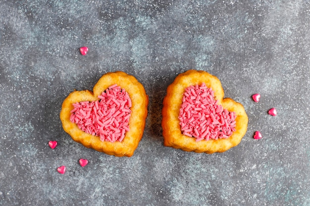 Kostenloses Foto herzförmige kuchen zum valentinstag.