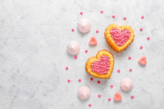 Herzförmige Kuchen zum Valentinstag.