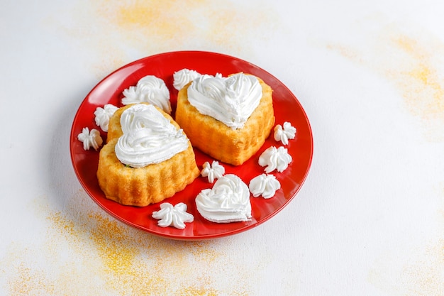 Herzförmige Kuchen zum Valentinstag.