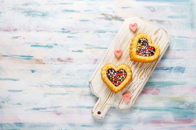 Herzförmige Kuchen zum Valentinstag.