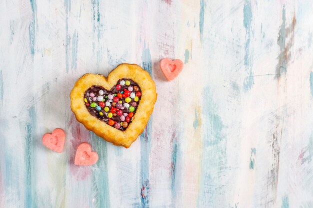 Herzförmige Kuchen zum Valentinstag.