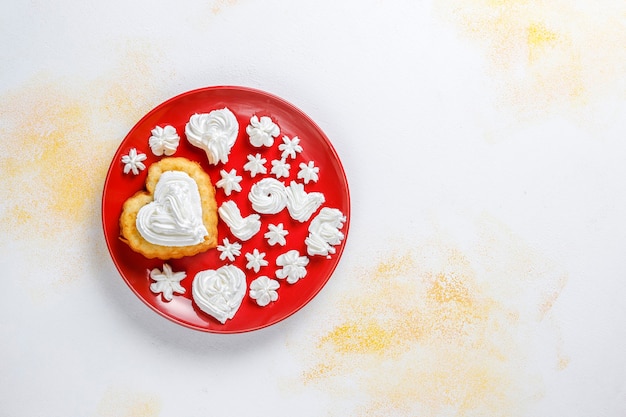 Kostenloses Foto herzförmige kuchen zum valentinstag.