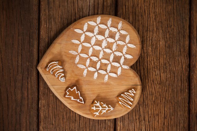 Herzförmige Schneidebrett mit Cookies