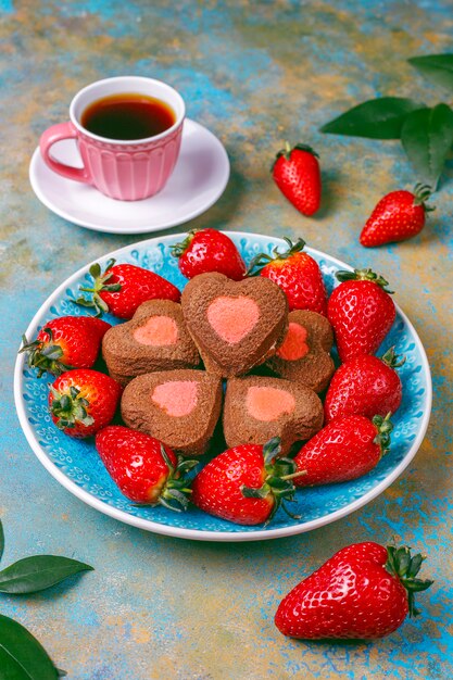Herzförmige Schokoladen- und Erdbeerplätzchen mit frischen Erdbeeren