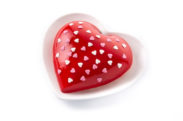 Herzförmiger Kuchen zum Valentinstag oder Muttertag isoliert auf weißem Hintergrund