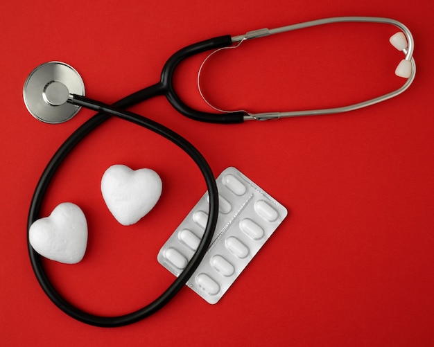 Herzform und Stethoskop für medizinische Themen