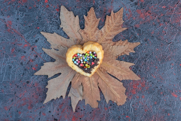 Herzkuchen mit Schokoladen- und Bonbonfüllung.