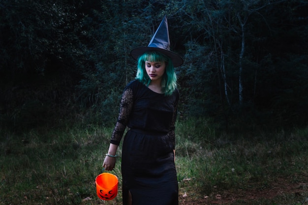 Hexe Frau mit Kürbis im Wald