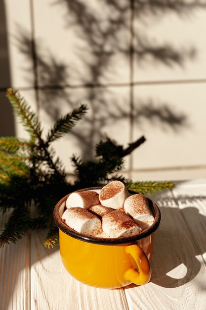 High Angle Arrangement mit Becher und Zweig