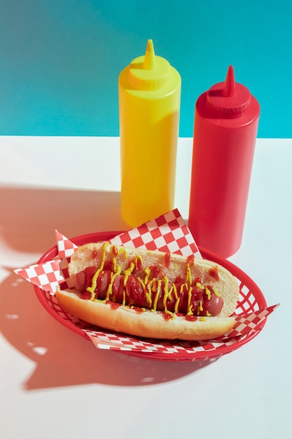 High Angle Arrangement mit Hot Dog und Sauce Flaschen