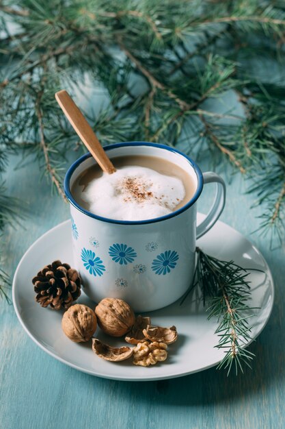 High Angle Arrangement mit Tasse heißer Schokolade