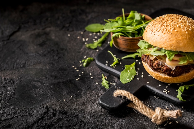 High Angle Bacon Burger mit Salat und Kopierraum