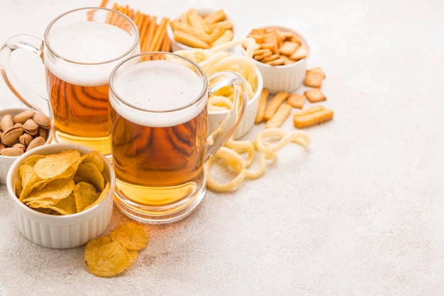 High Angle Bierkrüge und leckere Snacks