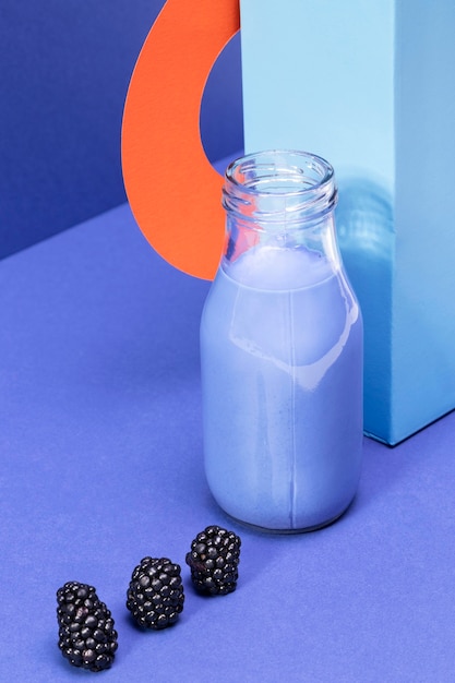 High Angle Blue Soothie in Glasflasche und Brombeeren