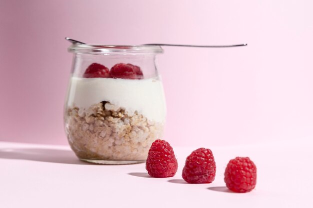 High Angle Bowl mit Müsli und Müsli