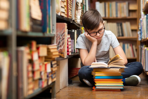 High Angle Boy beim Lesen in der Bibliothek