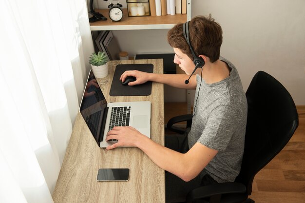 High Angle Boy spielt ein Online-Spiel mit seinen Freunden