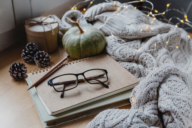 Kostenloses Foto high angle brille und agenda mit kürbis und pullover