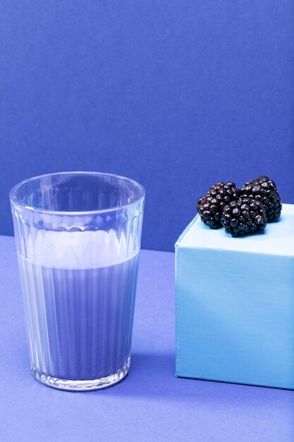 High Angle Brombeeren und Smoothie in Glasflasche