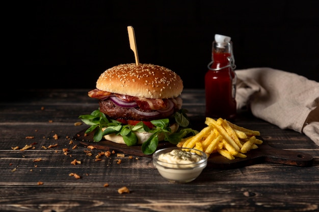 Kostenloses Foto high angle burger mit pommes und saucen auf dem tisch