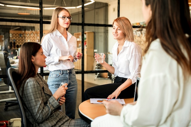 High Angle Business Metting im Büro