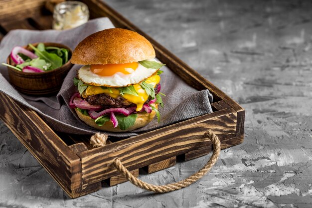 High Angle Cheeseburger mit Spiegelei auf Tablett