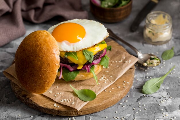 High Angle Cheeseburger mit Spiegelei