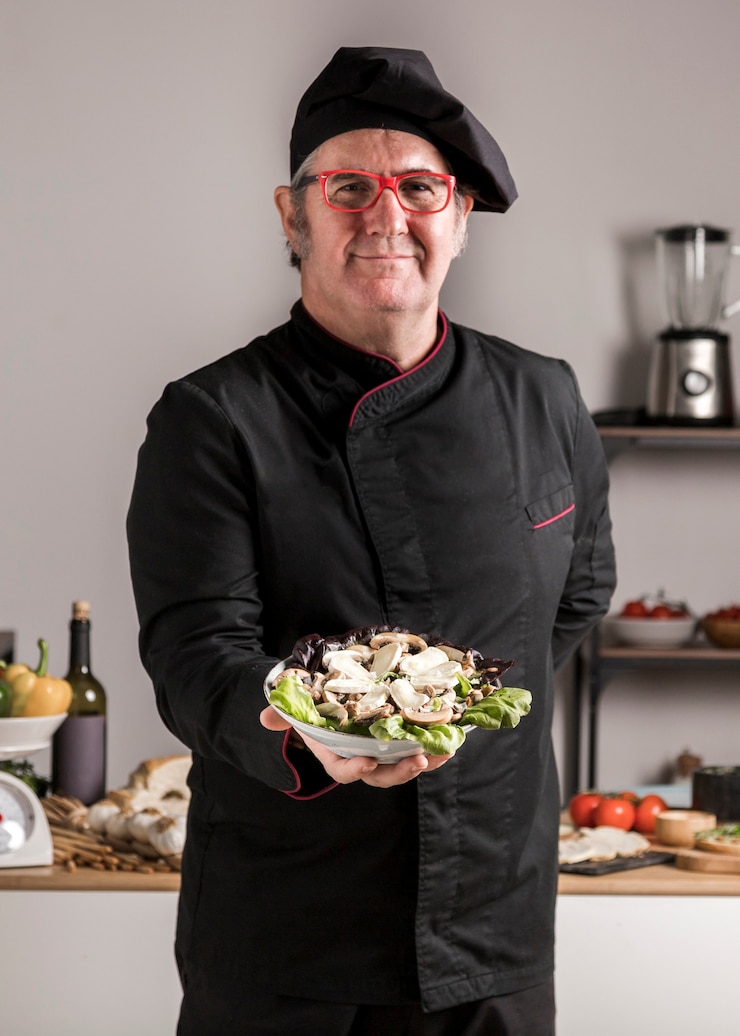Kostenlose Foto high angle chef mit teller
