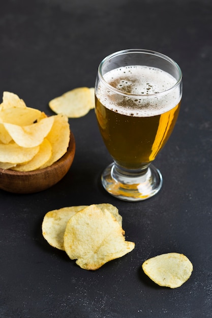 High Angle Chips neben Glas mit Bier