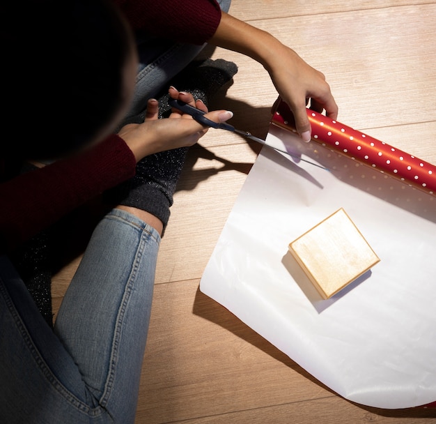 Kostenloses Foto high angle christmas wrapping-prozess