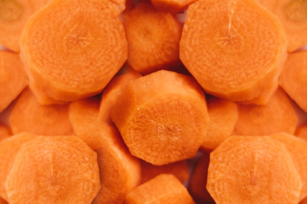 High Angle Closeup Shot von köstlichen rohen und geschnittenen Karotten