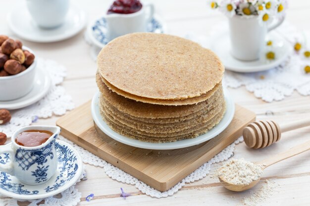 High Angle Closeup Shot von rohen veganen Pfannkuchen in einem ästhetischen Tischdesign