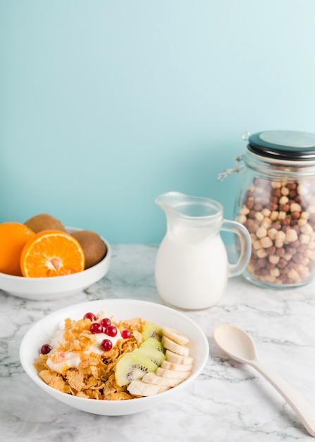 High angle cornflakes mit joghurt und früchten