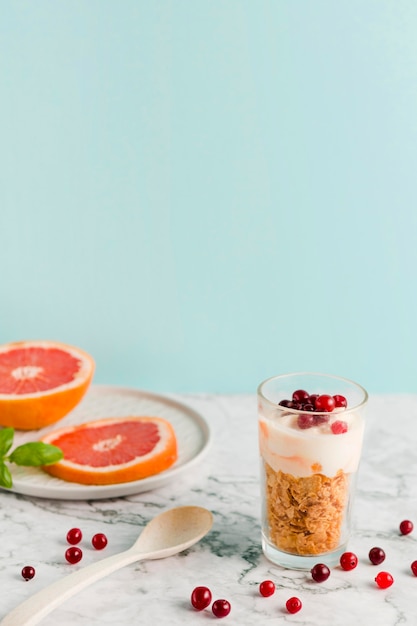 High Angle Cornflakes mit Joghurt und Zitrusfrüchten im Glas