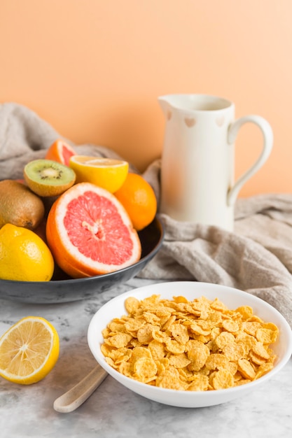 High Angle Cornflakes Schüssel mit Früchten