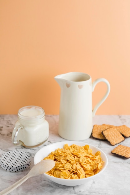 Kostenloses Foto high angle cornflakes schüssel mit joghurt